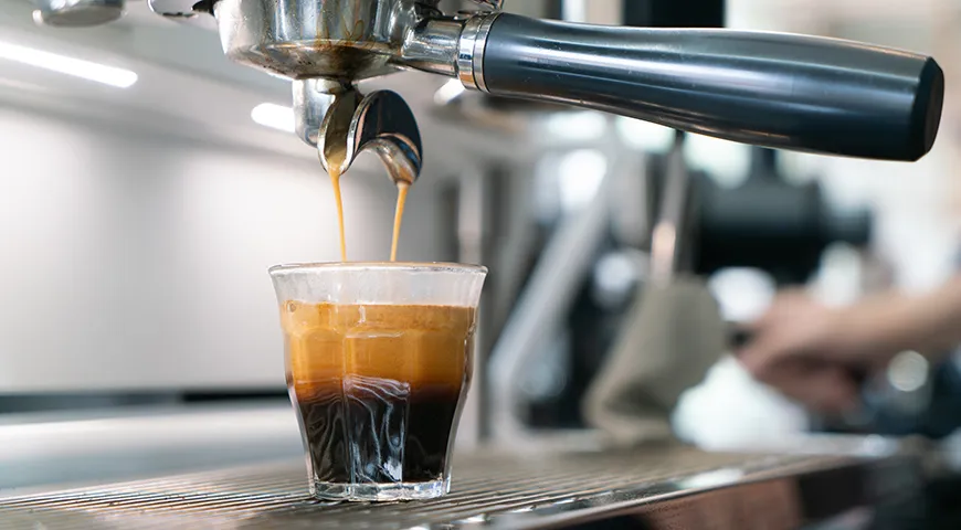 В лунго кофеина физически больше, чем в эспрессо, просто потому, что через кофе прошло больше воды и процесс занял больше времени