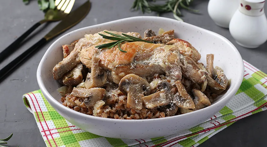 Хорошо сваренная рассыпчатая гречка — прекрасный гарнир к кролику в сметане