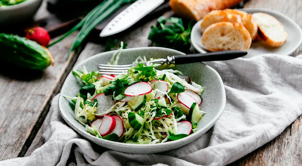 Летние салаты: молодая капуста с огурцом во всех вкусах