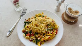 Сбалансированный завтрак с кабачками, лапшой и моцареллой