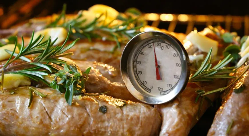 Крупную свиную вырезку (600-700 г) нужно готовить при невысокой температуре не более получаса