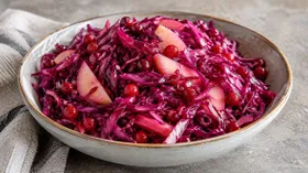 Краснокочанная капуста с брусникой