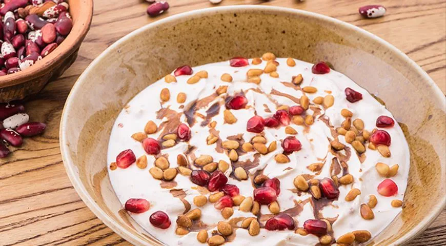 Рецепт домашнего мацони с лаймовым соком, кедровыми орешками, зернами граната и гранатовым соусом