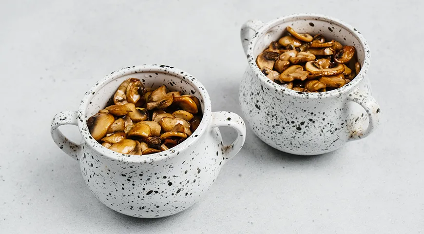 Грибы с картошкой в горшочках в духовке