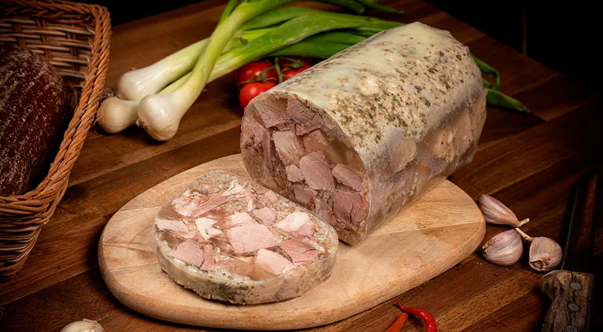 Свежий зельц имеет чистый мясной аромат с мягкими пряными нотами и легким шлейфом бульона