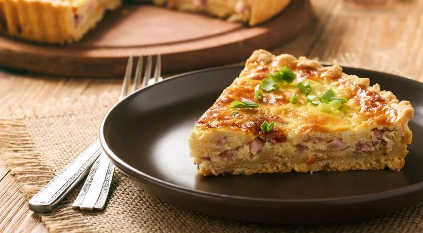 Открытые пироги можно начинять чем угодно — печёным мясом, жареной птицей, колбасами, яйцами и пр.