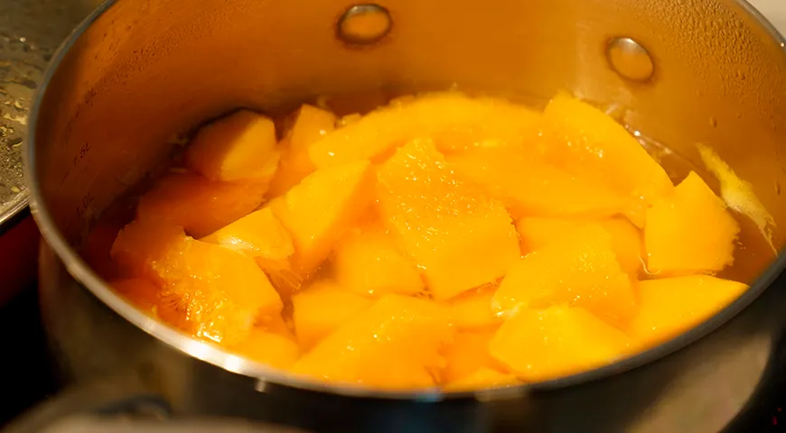 Варите тыкву после закипания на медленном огне примерно 15 минут