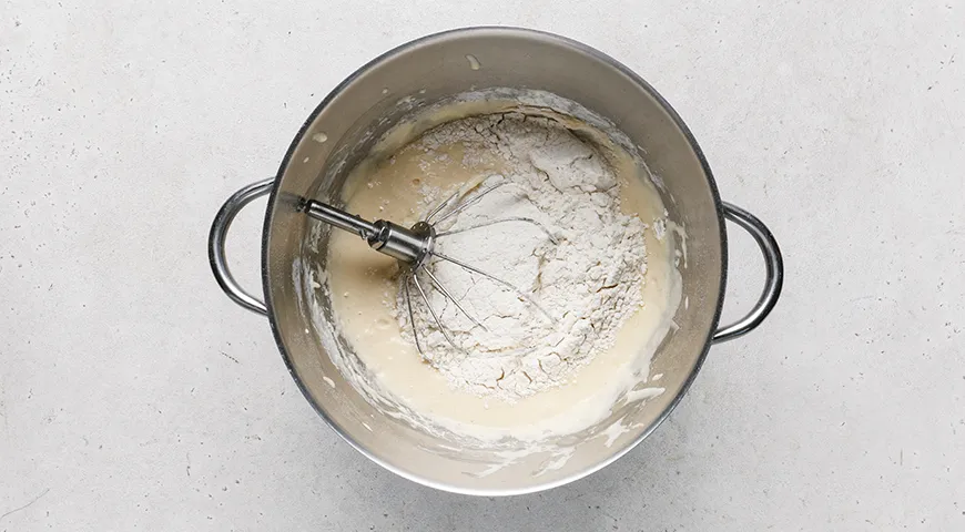 Заливной пирог с капустой, яйцами и зеленью