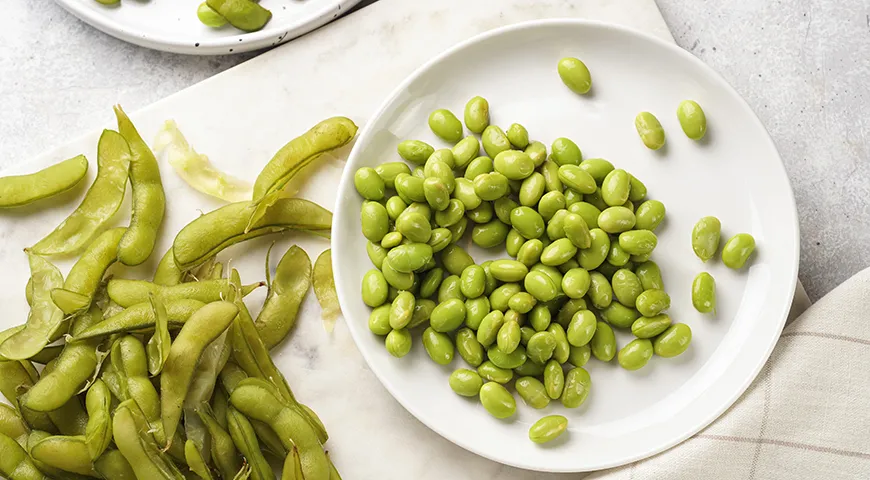 В эдамаме содержатся витамины группы B, витамин K, железо, кальций и калий