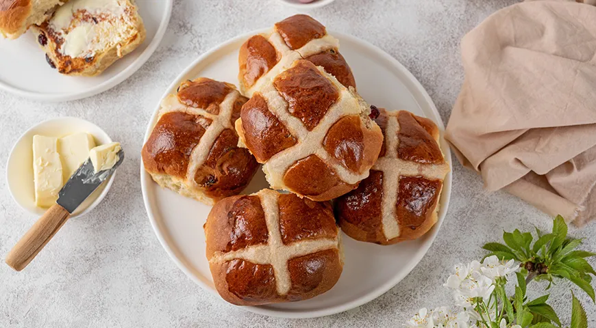 В Англии принято печь маленькие булочки hot cross buns, на которых сверху выдавливают или вырезают крест 
