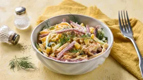 Блинный салат с кукурузой, колбасой и огурцами
