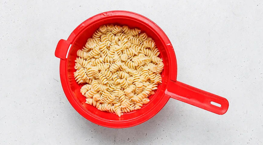 Макароны с курицей в сливочно-сырном соусе