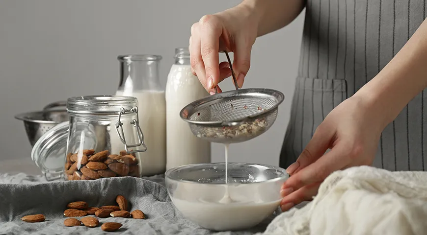 Миндальный жмых можно добавлять в каши или смузи, в тесто для печенья или кексов