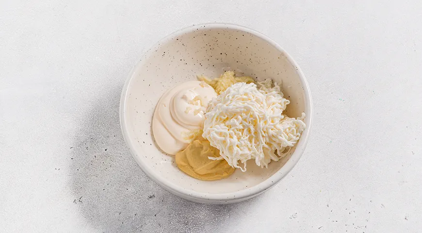 Бутерброды с киви, плавленым сыром и чесноком