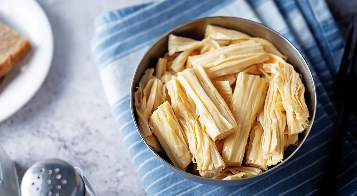 Для взрослого человека оптимальной порцией салата из корейской спаржи считается 100–150 граммов в день