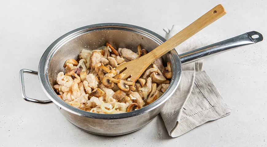 Бефстроганов из индейки с грибами в сливочном соусе