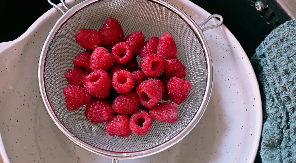 Сито решает основную проблему — можно использовать проточную воду и не повреждать ягоды