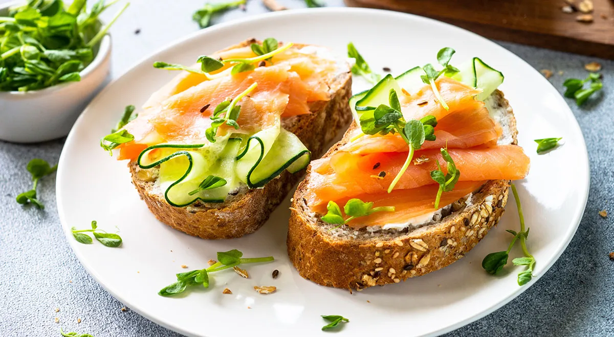 Бутерброды с красной рыбой и огурцом