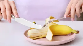 Как правильно есть бананы? Эксперт по этикету раскрыл способ, которым пользовалась сама королева