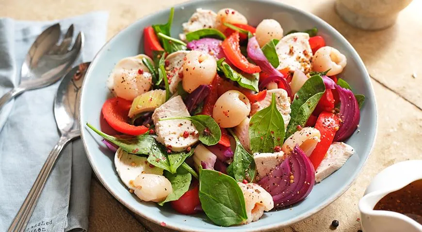 Салат с курицей, личи и маринованными овощами