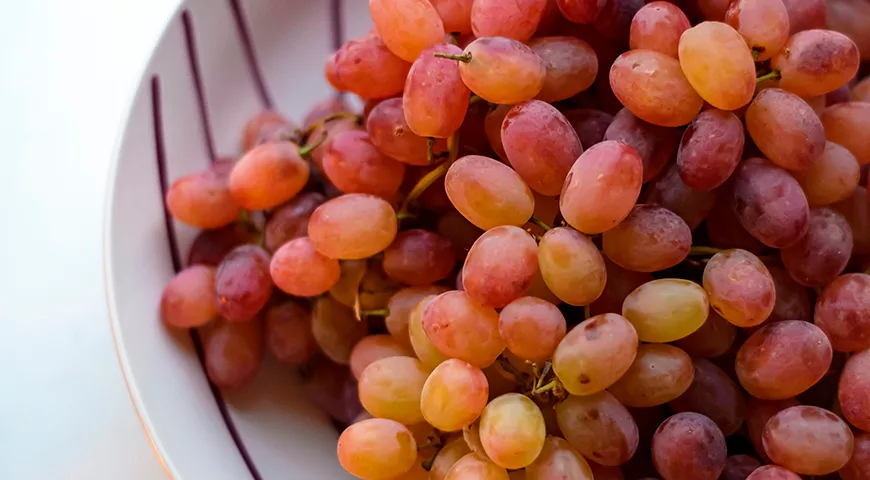 Качественный виноград Тайфи всегда узнаваем: крупные, вытянутые грозди с аккуратными овальными ягодами