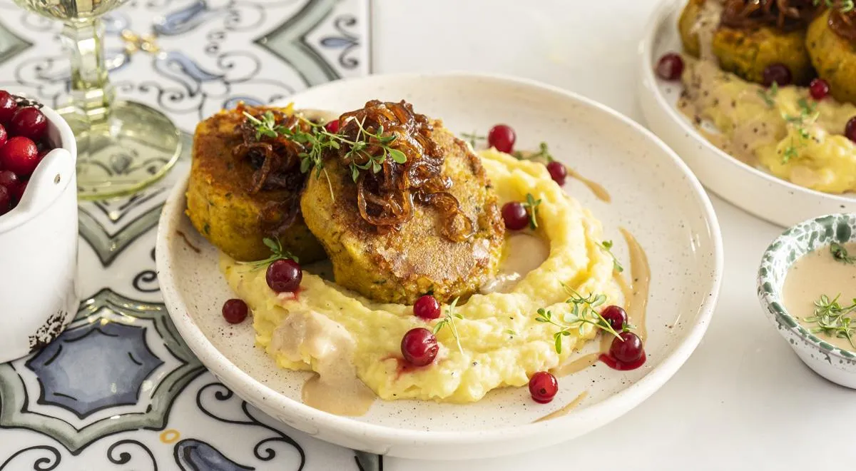 Рецепт нутовых котлет с пюре и тушеным луком