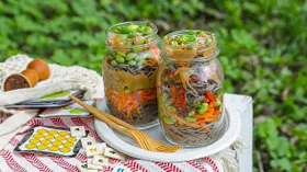 Салат из гречневой лапши с бобами и овощами