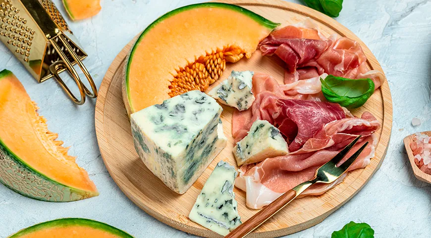 Сыр дорблю— представитель голубых сыров, отличающийся высоким содержанием белка, кальция, витаминов группы B и цинка