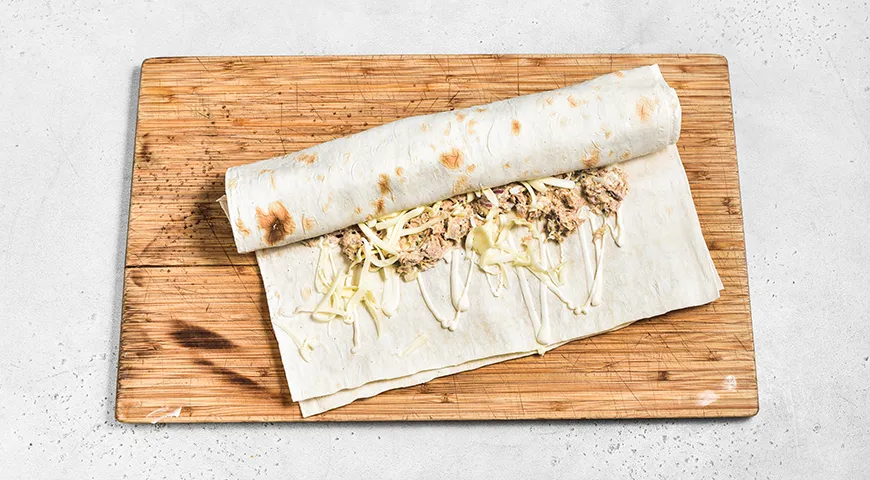 Рулет из лаваша с тунцом и яйцом