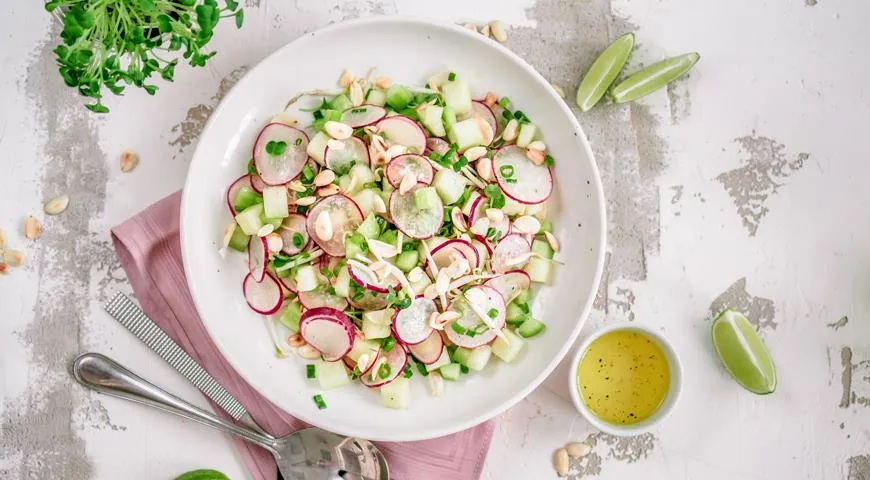 Рецепт салата из дыни с огурцом и редисом (можно использовать Эфиопку)