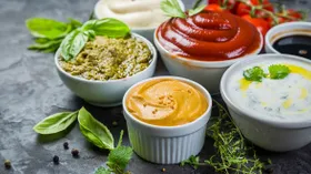 12 самых популярных соусов в мире: от майонеза и песто до ткемали и демигляс