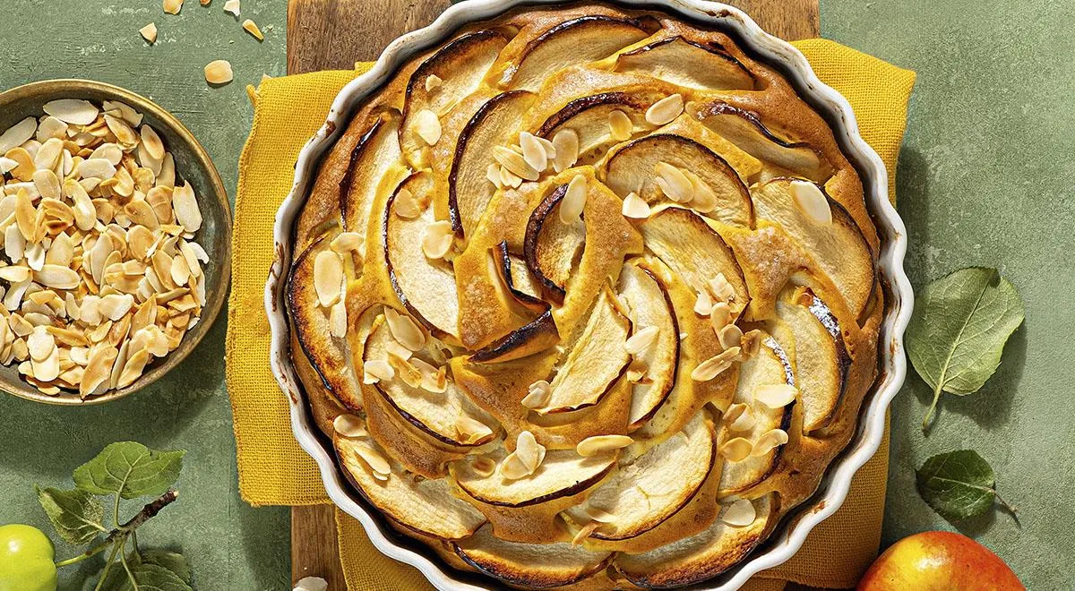 Открытый пирог из слоёного теста с яблоками в духовке: рецепт - Лайфхакер