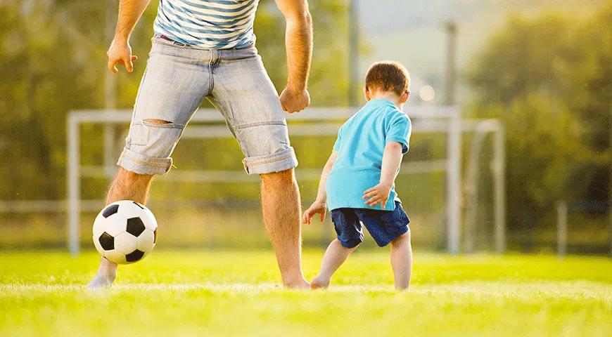 Совместный семейный спорт учит родителей и детей проявлять взаимопомощь и поддержку