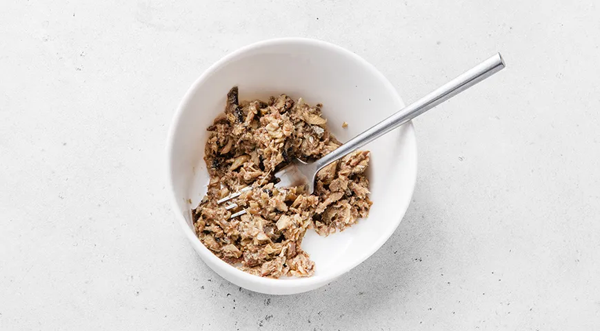 Яйца, фаршированные шпротами