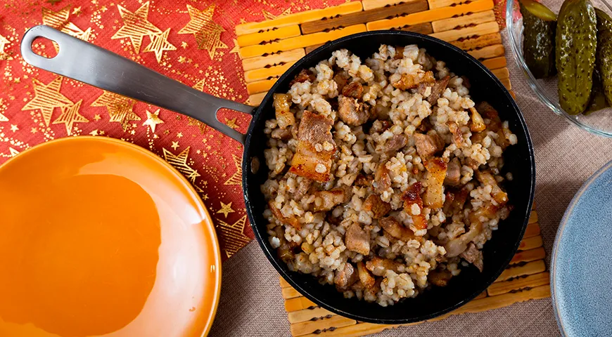 В литовской и латышской кухнях готовят ячневую кашу на воде со шкварками