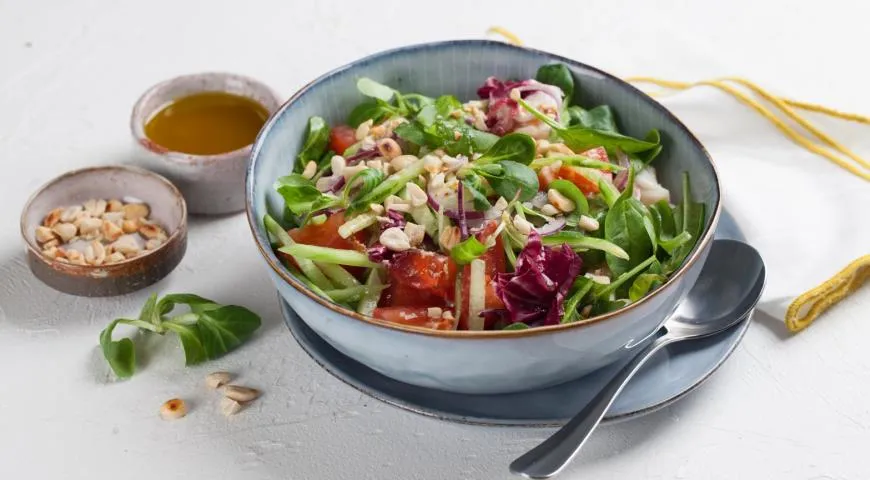 Салат с кальмарами, овощами и арахисом