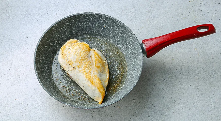 Теплый салат с курицей и каперсами
