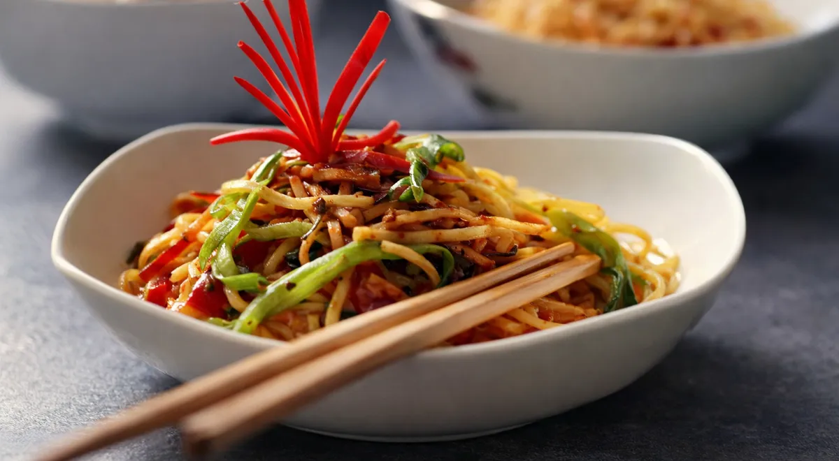 Яичная лапша с соевым соусом и ветчиной