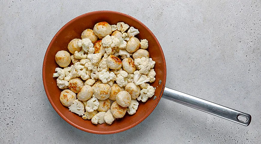 Карри с фрикадельками и цветной капустой