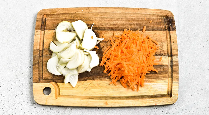 Тушеная скумбрия с овощами в сметане на сковороде