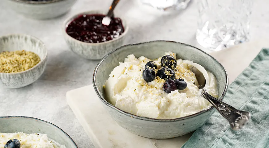 Скир — этот кисломолочный продукт пережил настоящий ренессанс и сегодня продается по всему миру как полезный и богатый белком суперфуд