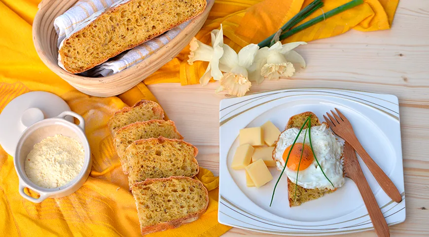 Кукурузный хлеб с глазуньей