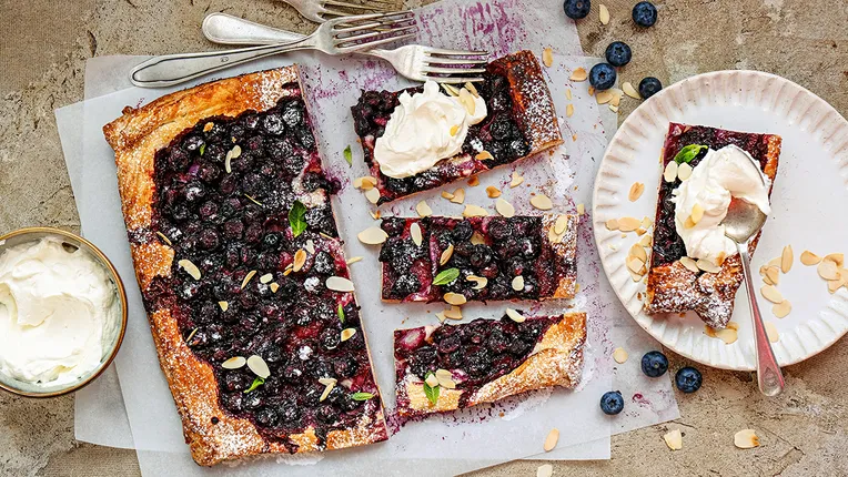 Бисквитный пирог с клубникой – пошаговый рецепт приготовления с фото
