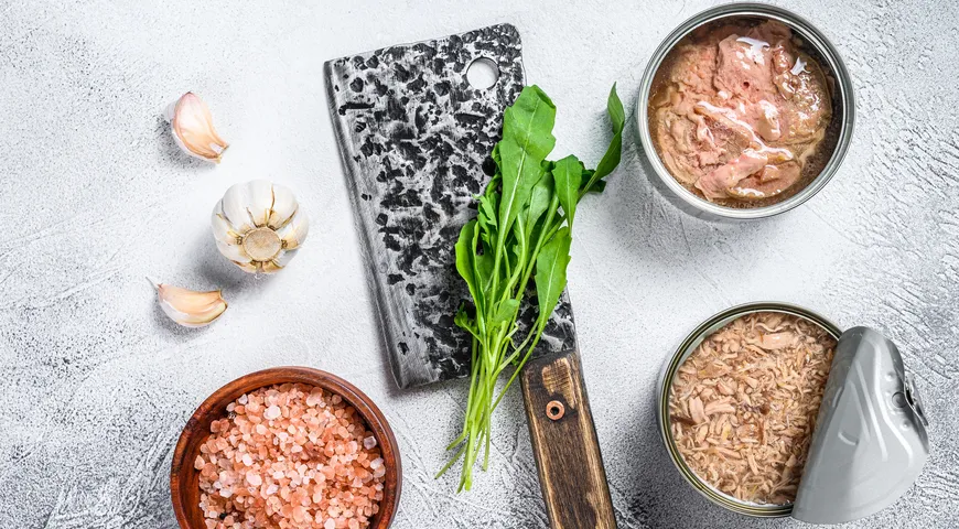 В отличие от консервированного тунца в масле тунец в собственном соку не содержит ничего лишнего, что помогает сберечь его естественный вкус и умеренную сочность