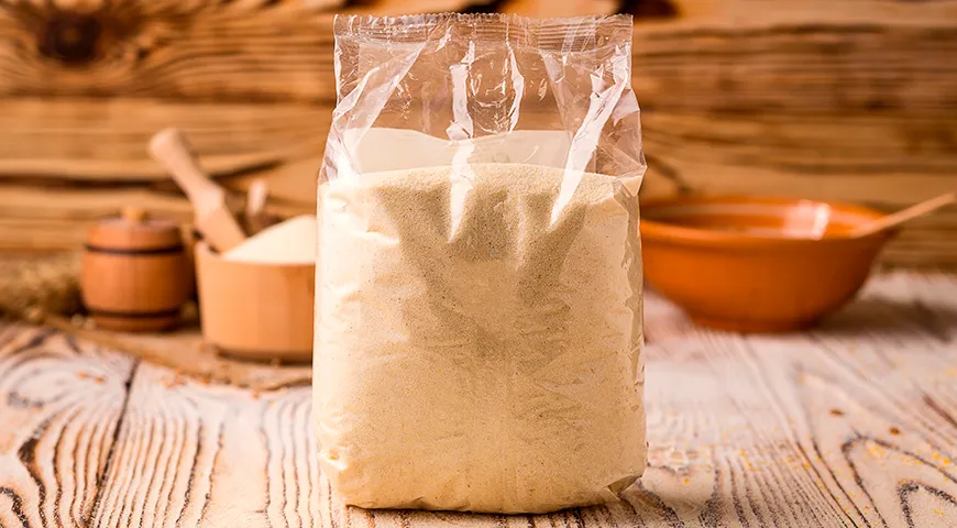 Свежая семола легко сыпется, имеет однородную текстура и не пахнет старой мукой