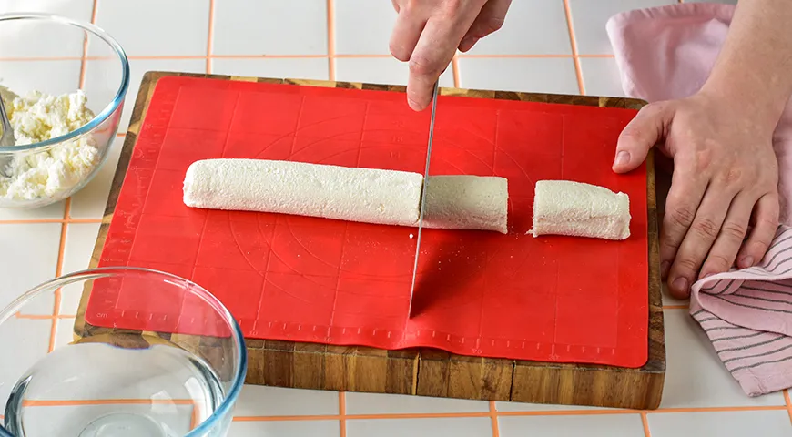 Творожную массу для сырков формуют руками в колбаску, которую сперва замораживают, а затем нарезают на заготовки нужной длины