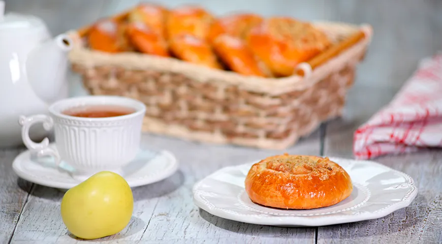 Лучшим сопровождением ватрушек с повидлом считаются напитки с умеренной или низкой сладостью: свежезаваренный черный или зеленый чай