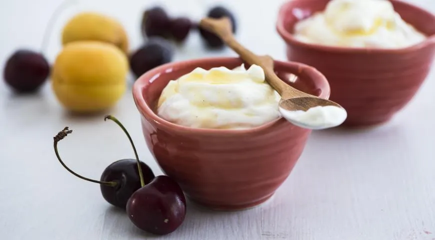 Десерт из простокваши с медом и ванилью