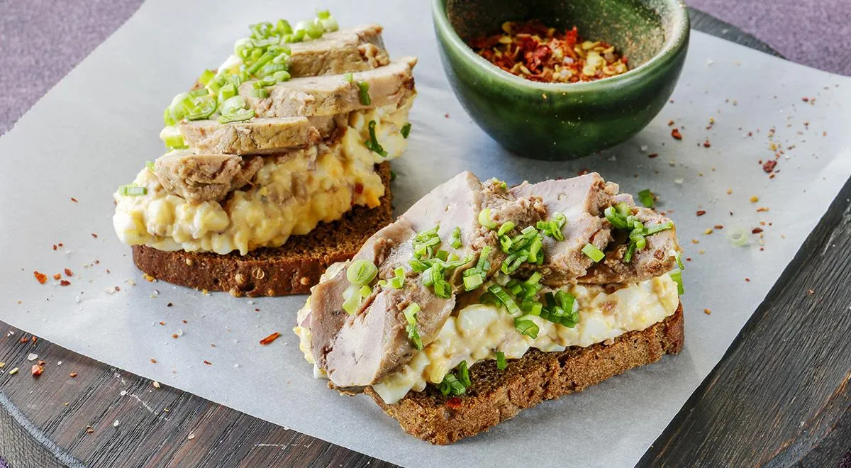 Рецепт бутербродов с печенью трески и яйцом