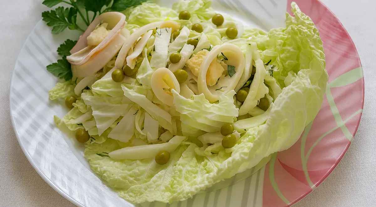 Салат с кальмарами и пекинской капустой «Нежность»